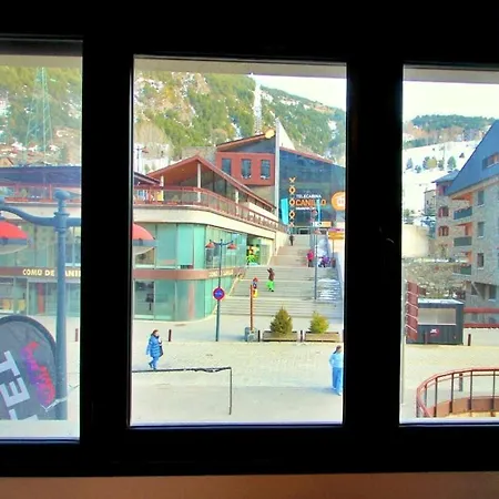 Areny, Canillo centro, en frente del telecabina de Grandvalira Exterior foto